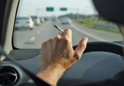 Запрет курения за рулём автомобиля в 2021 году?